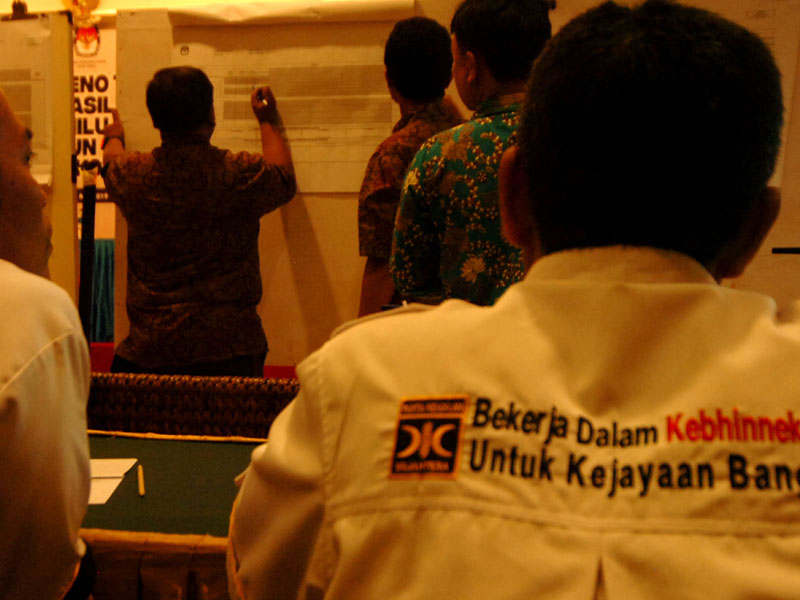 Petugas menghitung suara saat Rapat Pleno Terbuka Rekapitulasi Hasil Penghitungan Suara 