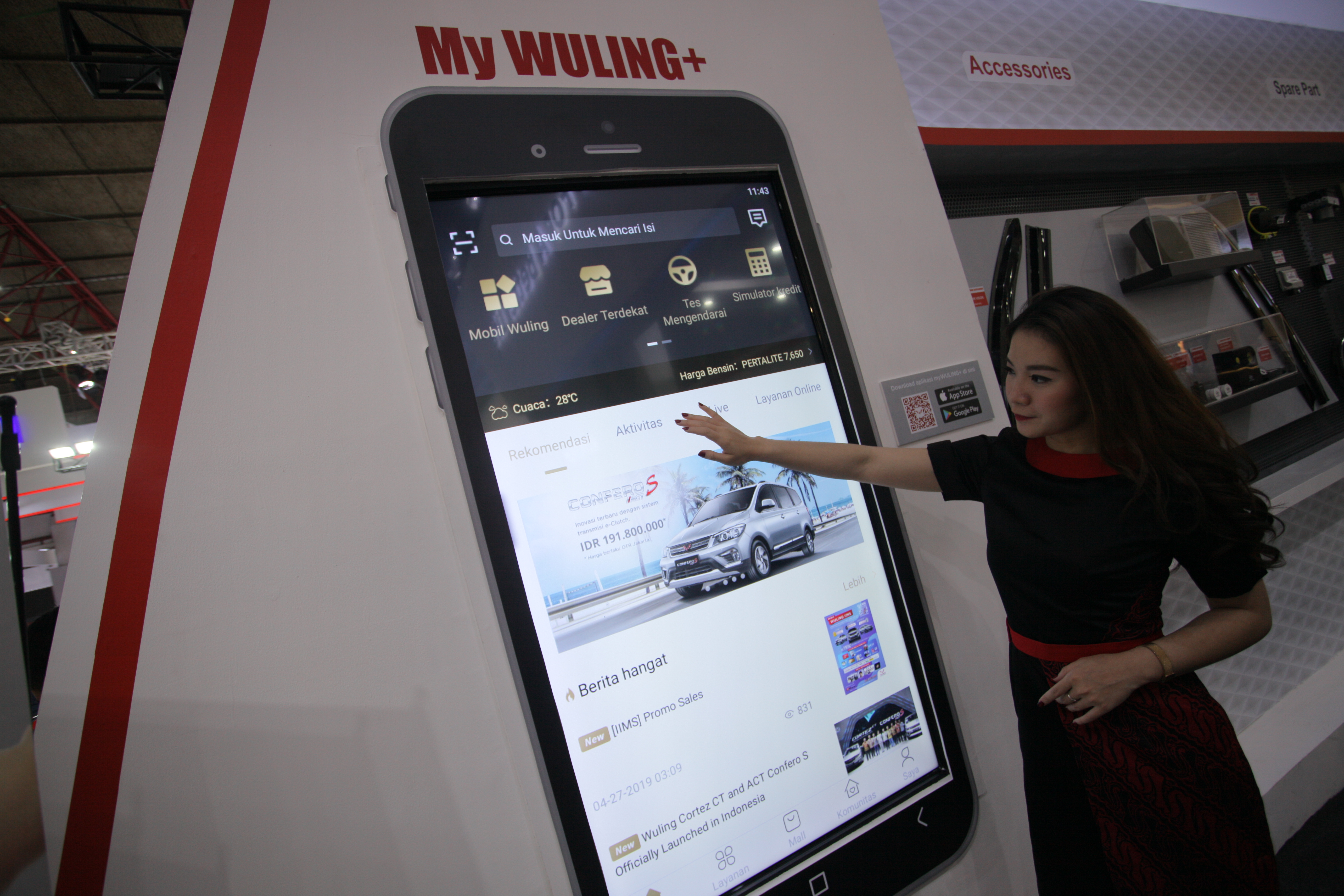 Sales promotion girl (SPG) menunjukkan aplikasi MyWuling+ di Indonesia International Motor Show (IIMS 2019) di JIExpo Kemayoran, Jakarta.
