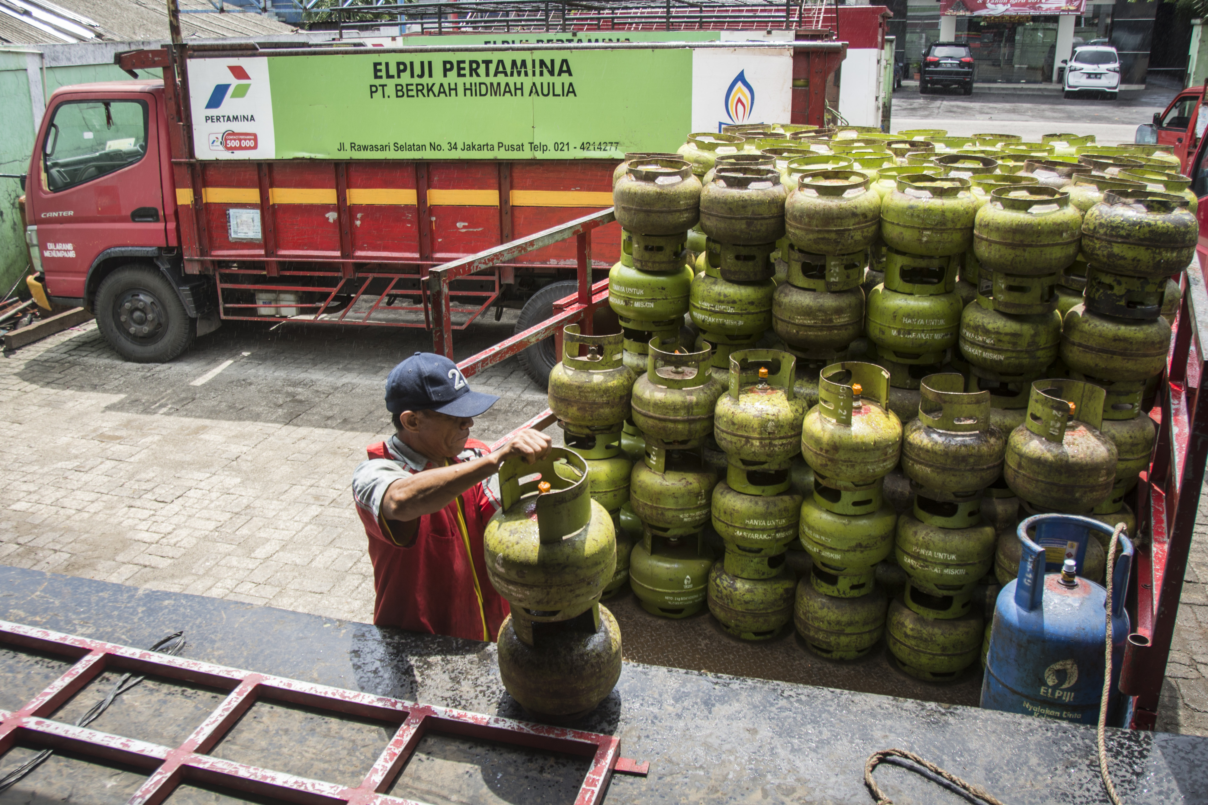 Petugas merapikan LPG tiga kilogram yang akan disalurkan ke pangkalan-pangkalan penjulan, di Agen LPG di Rawasari, Jakarta.