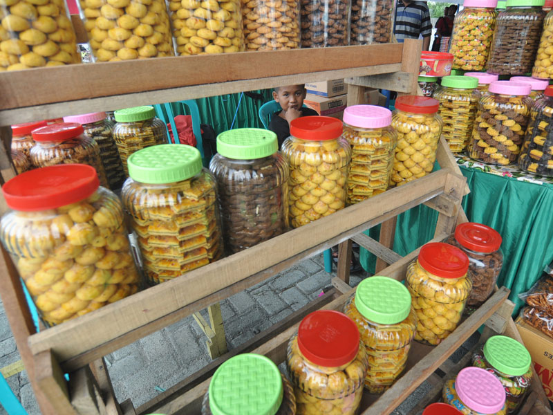 Kue kering merupakan salah satu sajian pada perayaan Hari Raya Idulfitri dan permintaannya selalu melonjak mendekati Hari Raya Idulfitri