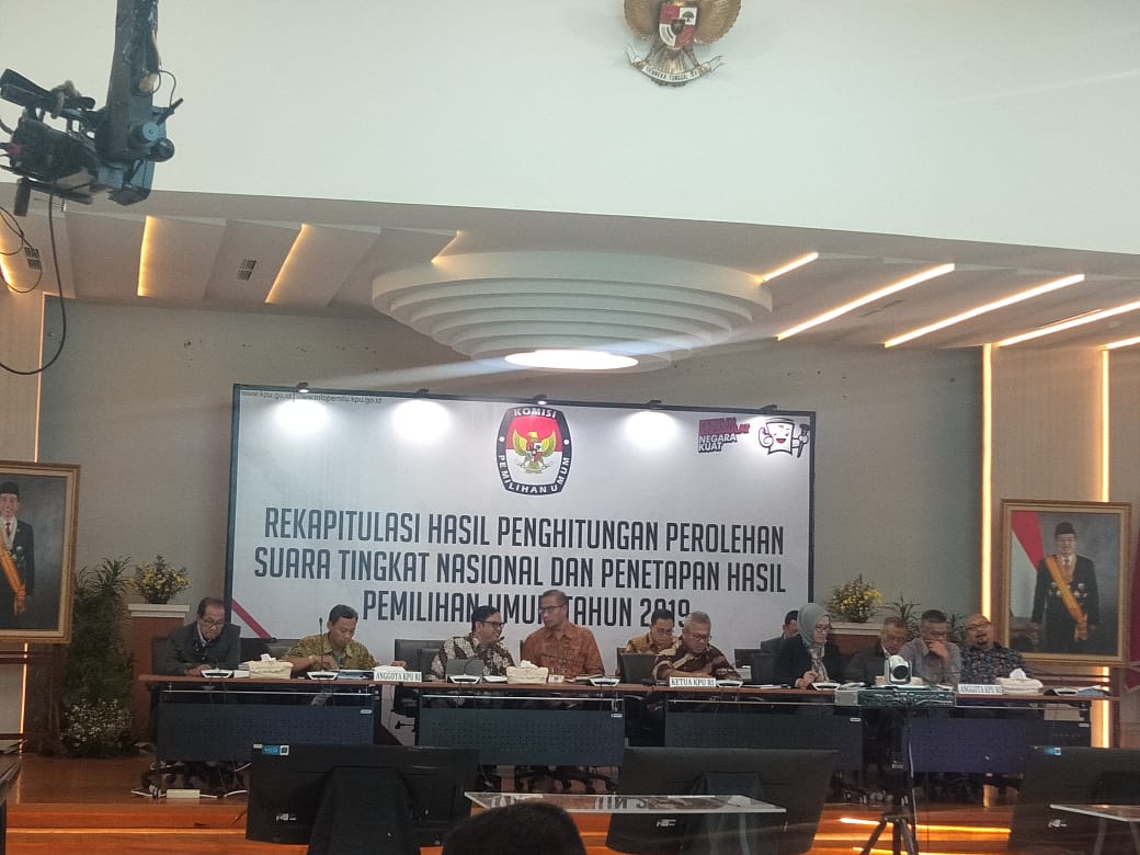 Tujuh Komisioner melakukan rekapitulasi hasil suara Pemilu 2019 di Lantai II Ruamg sidang KPU, Senin (6/5)