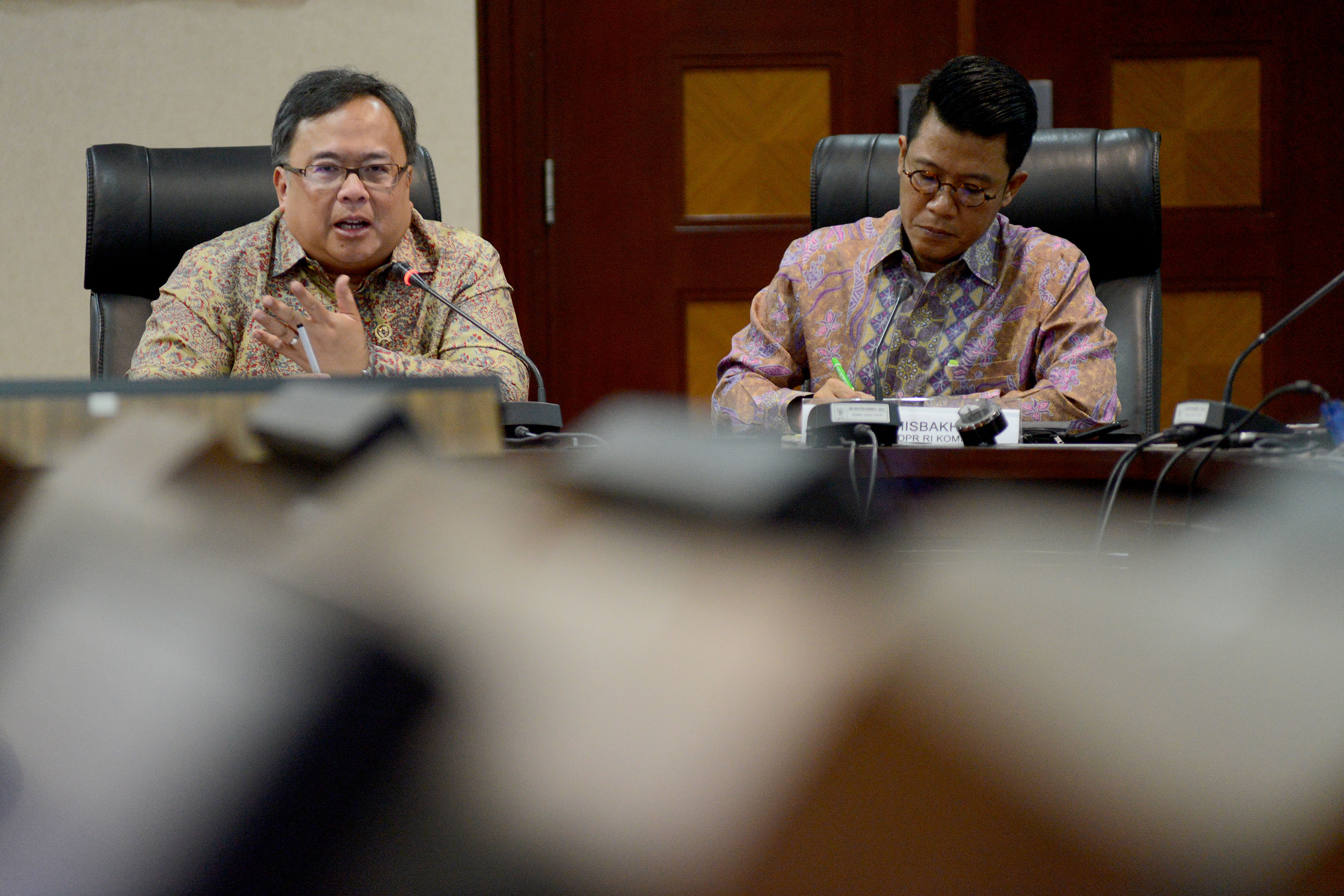 Menteri Perencanaan Pembangunan Nasional Bambang Brodjonegoro dan politisi Partai Golkar Mukhamad Misbakhun di Jakarta, Senin (13/5).