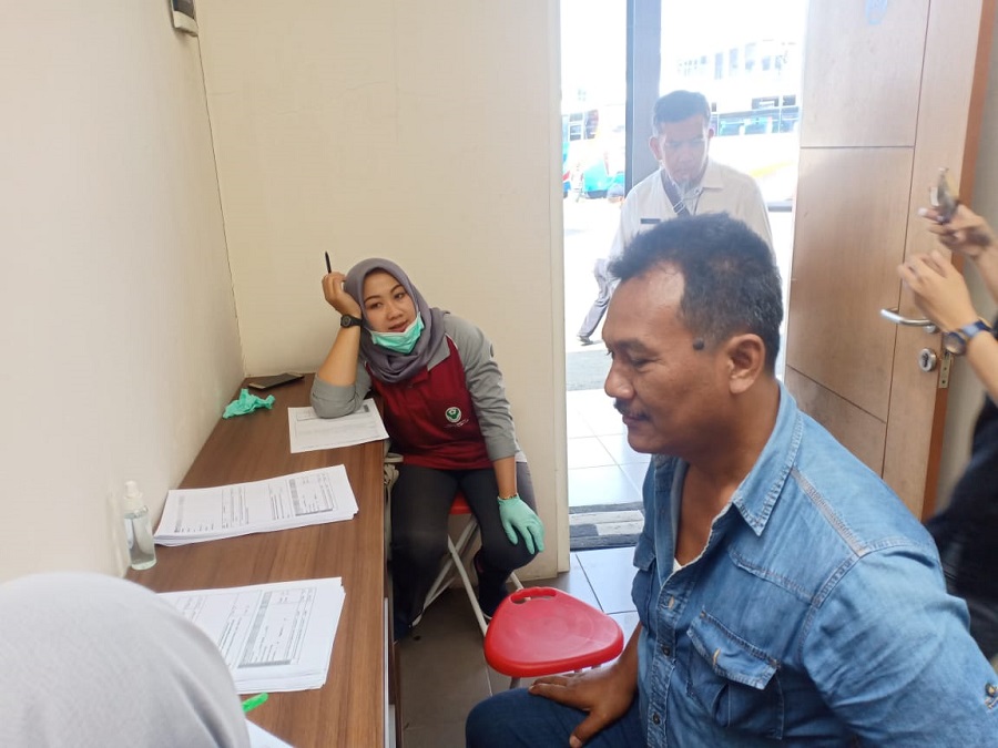 Ratusan sopir bus Antar Kota Dalam Provinsi (AKDP) dan Antar Kota Antar Provinsi (AKAP) mengikuti tes kesehatan di Terminal Arjosari, Malang