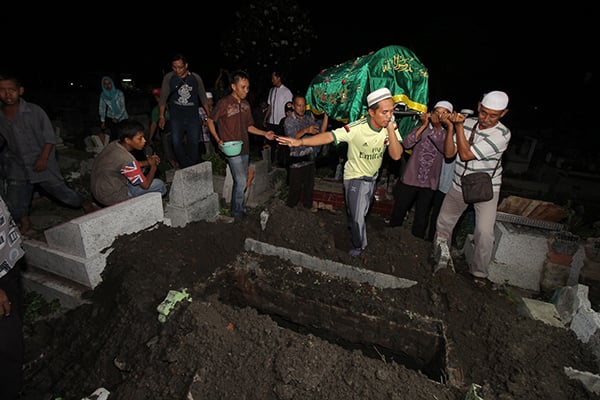 Pemakaman Petugas KPPS yang meninggal dunia di Surabaya