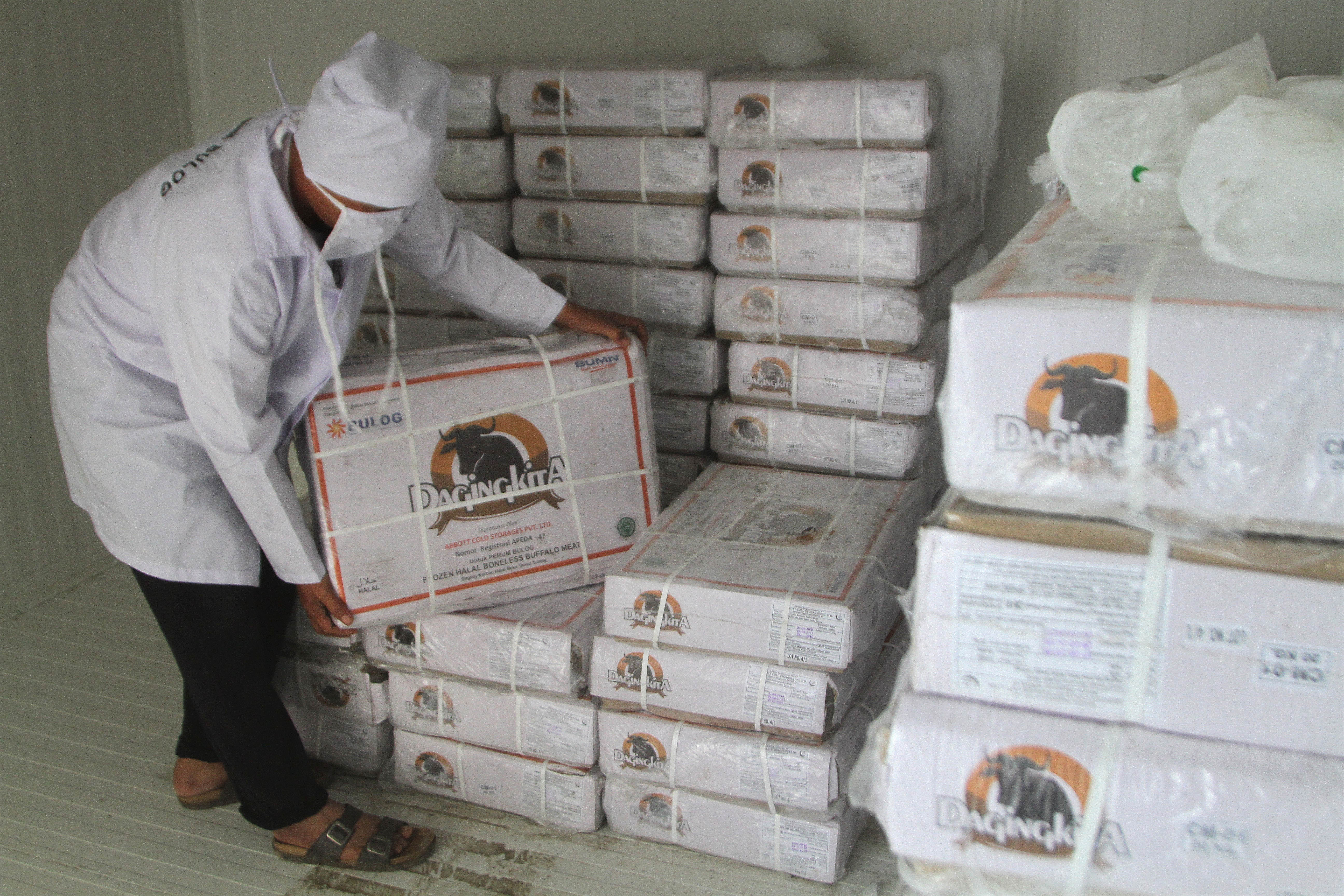 Pekerja menunjukan stok daging yang ada di gudang Badan Urusan Logistik (Bulog) 