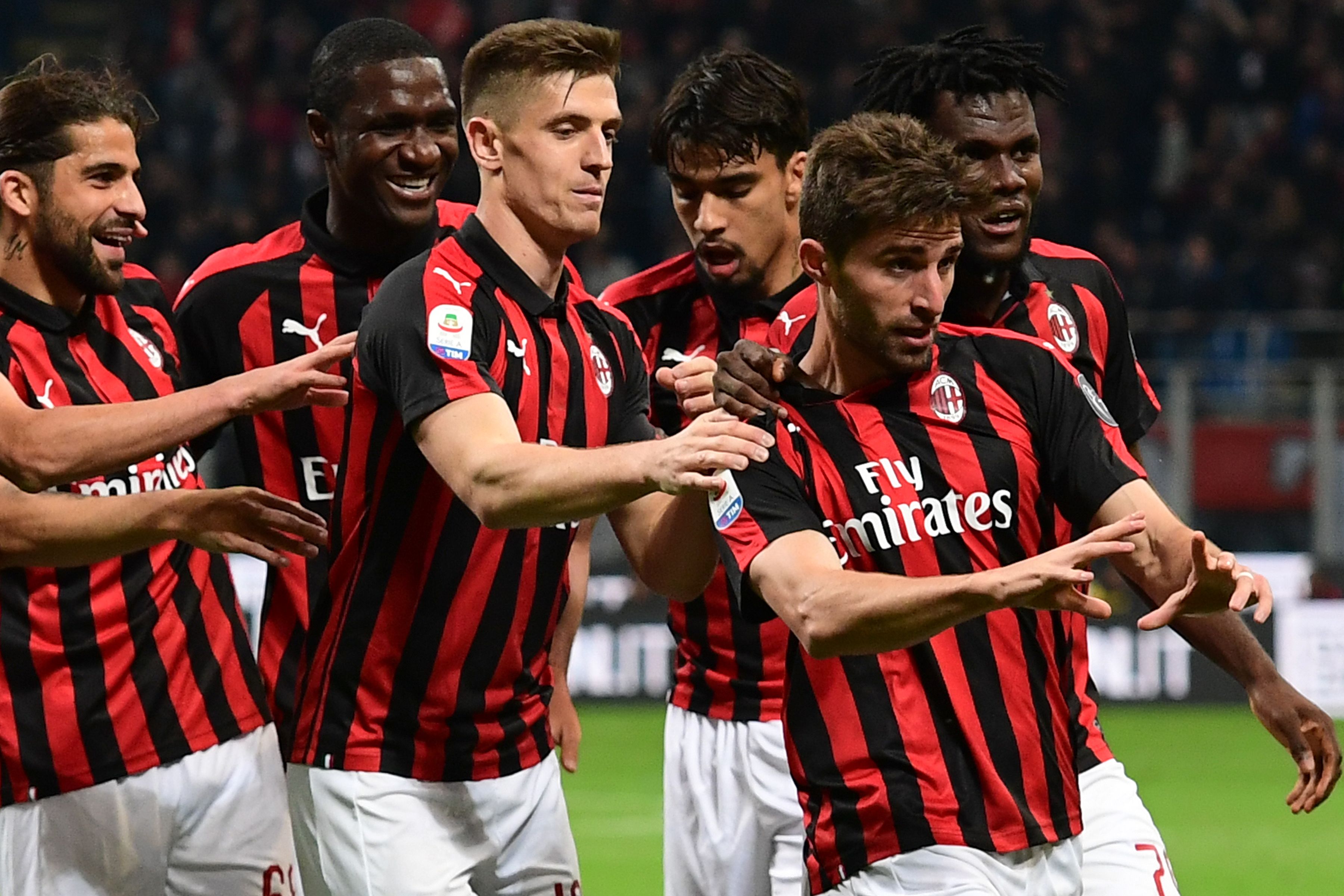 Penyerang AC Milan Fabio Borini (kanan) merayakan golnya ke gawang Bologna.