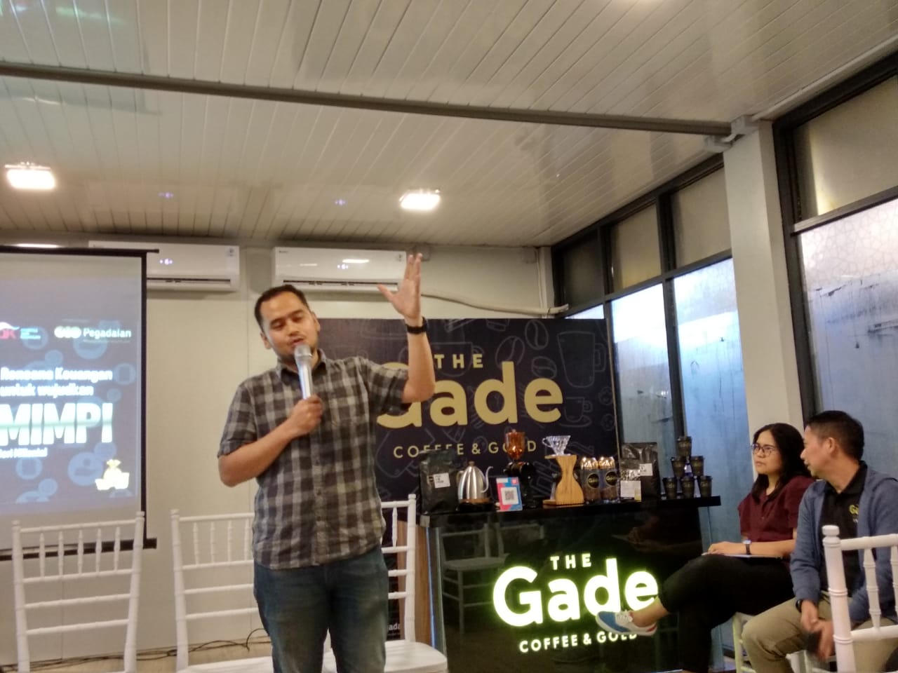 Direktur Jaringan,  Operasional, dan Penjualan Pegadaian, Damar Latri Setiawan saat membuka acara The Gade Coffee & Gold