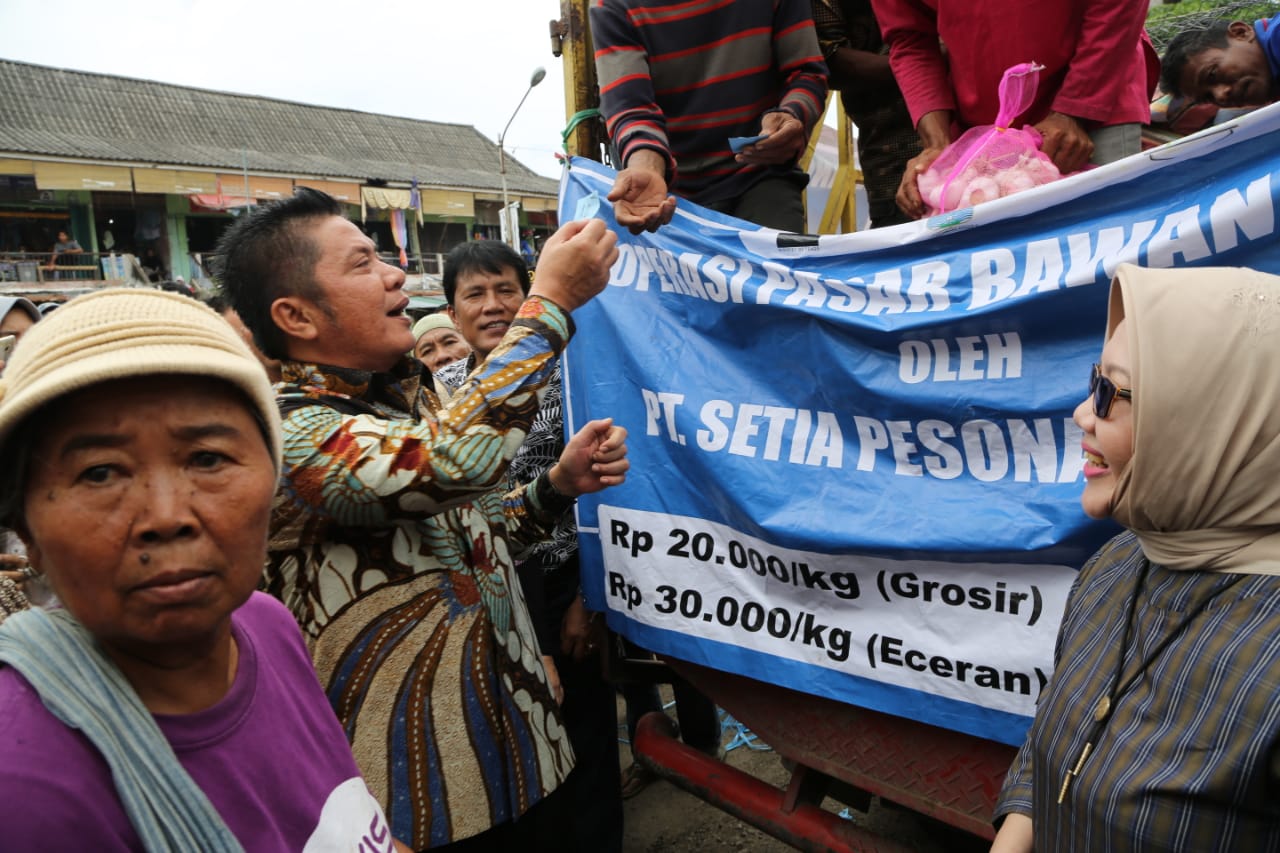 Operasi pasar bawang di Palembang, Sumatra Selatan, Senin (29/4).