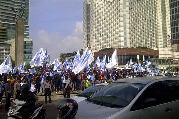 Ilustrasi -- Suasana demo buruh di Bundaran HI, Rabu (10/12/2014) pagi. 