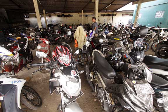 Polisi menjaga kendaraan motor milik warga yang akan mudik lebaran 