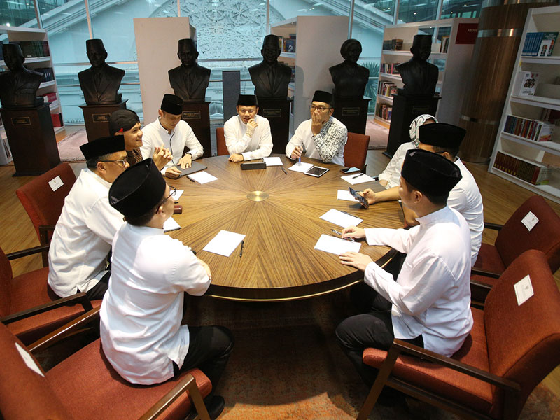 Delapan kepala daerah dan tokoh nasional berdiskusi saat Silaturahmi Bogor untuk Indonesia di Museum Kepresidenan Balai Kirti, Bogor.