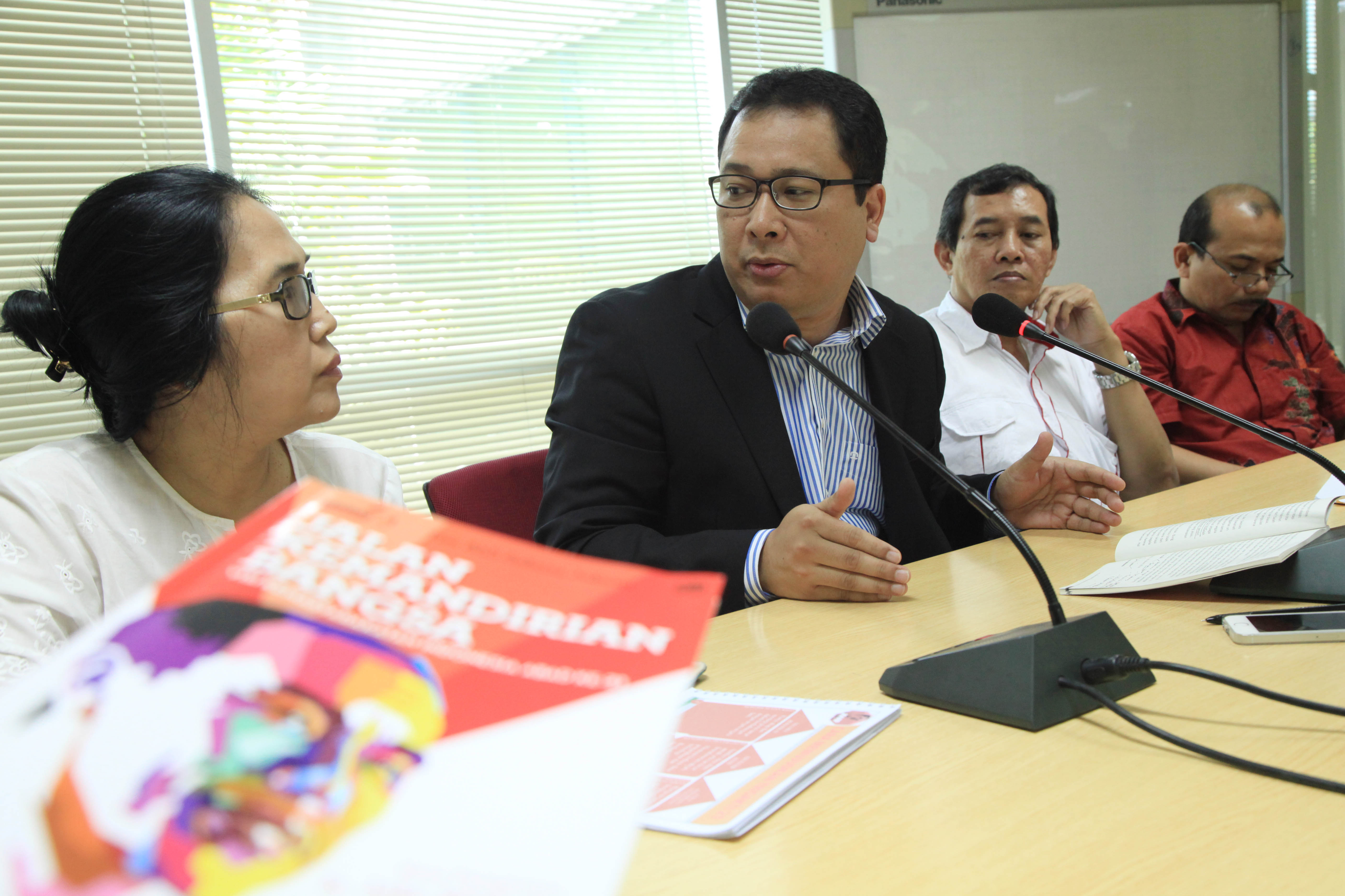 Wakil Ketua Komite Ekonomi dan Industri Nasional (KEIN) Arif Budimanta (kedua dari kiri).