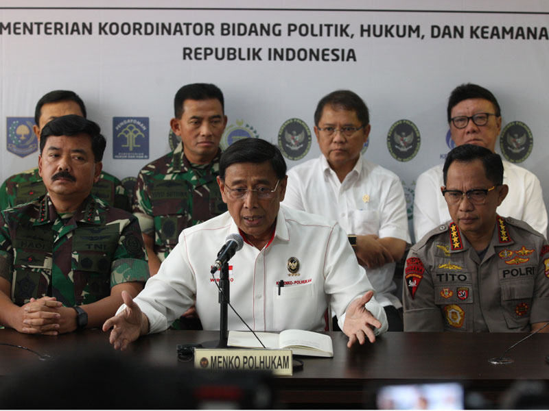 Menkopolhukam Wiranto didampingi Kapolri Jenderal Tito Karnavian dan Panglima TNI Hadi Tjahjanto, memberikan keterangan konpers.