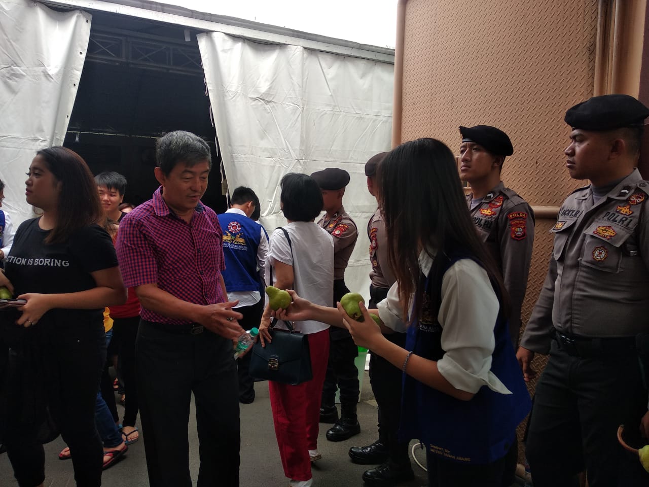 Personel Polres Metro Jakarta Barat melaksanakan patroli dan pengamanan di Wihara Ekayana Arama, Duri Kepa, Jakarta Barat.