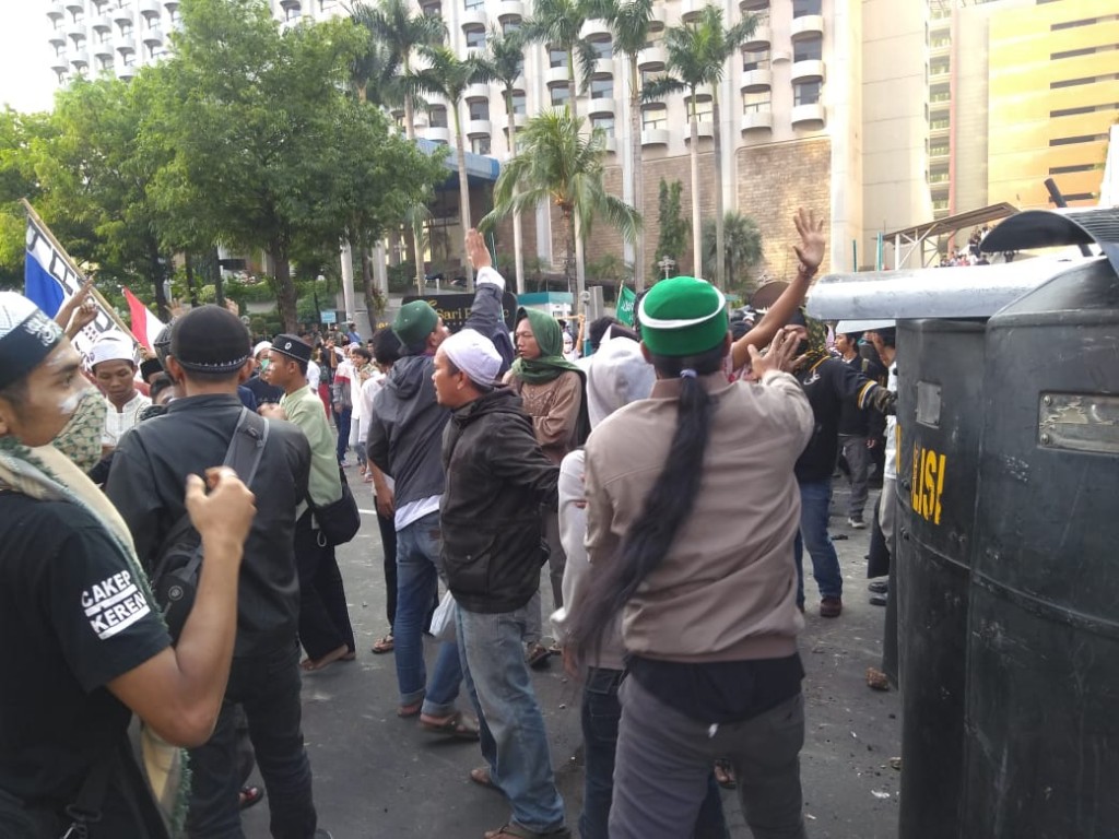 Massa di depan gedung Bawaslu