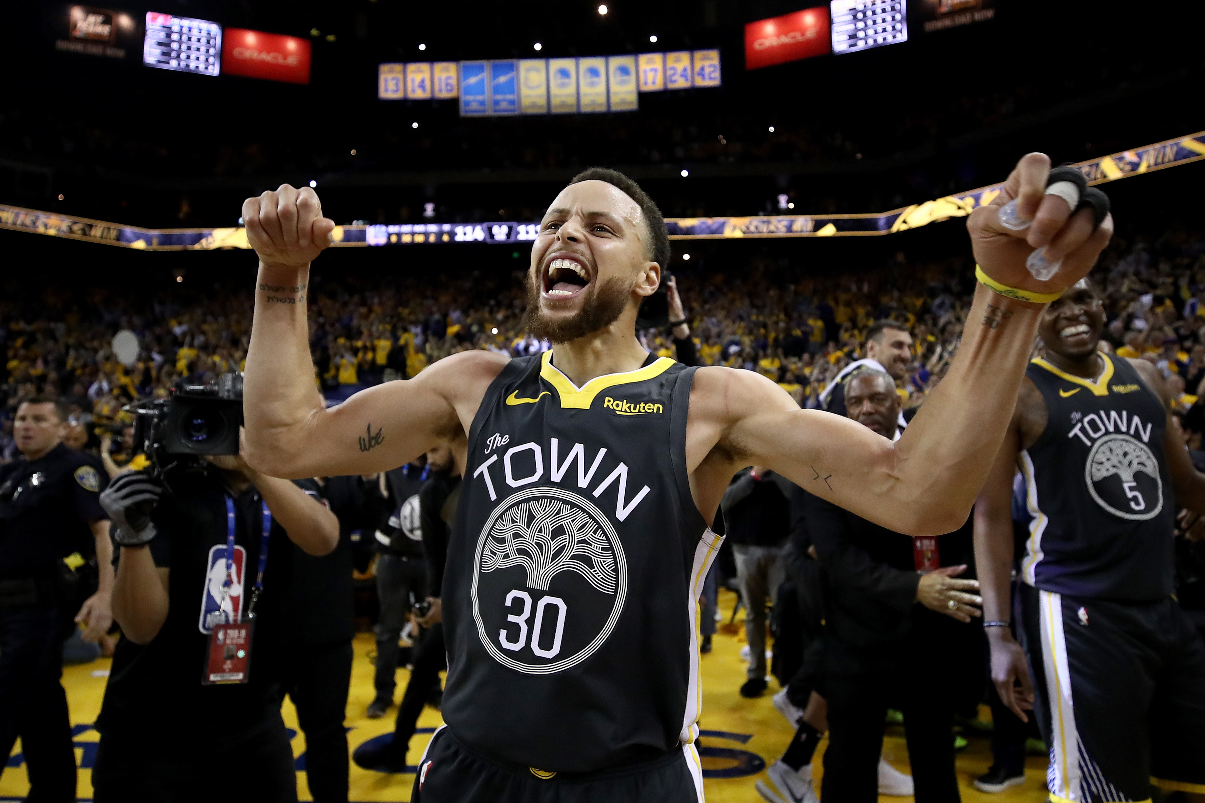 Stephen Curry merayakan kemenangan Warriors di Gim 2 final Wilayah Barat atas Trail Blazers
