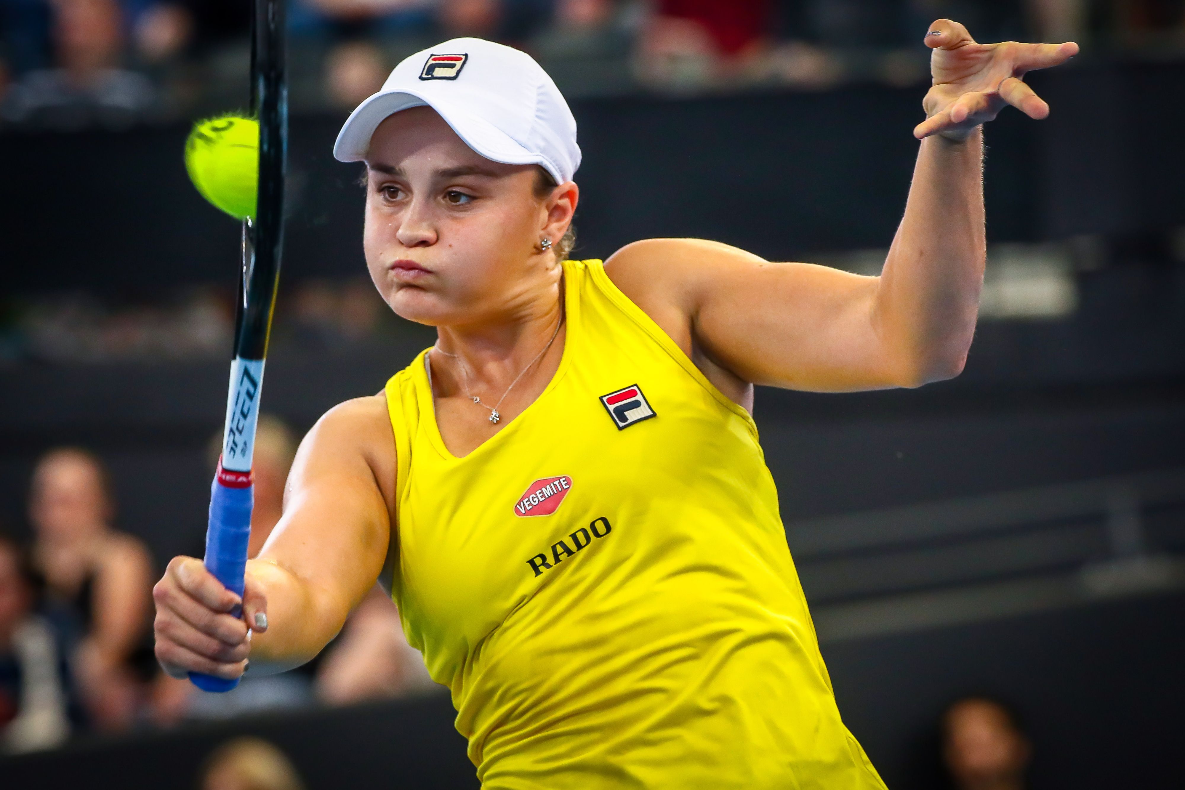 Ashleigh Barty dari Australia kembali ke Aryna Sabalenka dari Belarusia pada pertandingan putaran kedua semifinal tenis Piala Fed  