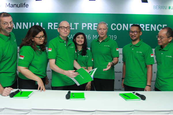 KINERJA KEUANGAN TAHUNAN MANULIFE: Presiden Direktur dan CEO Manulife Indonesia, Jonathan Hekster (ketiga kiri) bersama Direktur dan Chief O