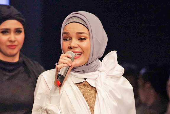 Aksi penyanyi Dewi Sandra 