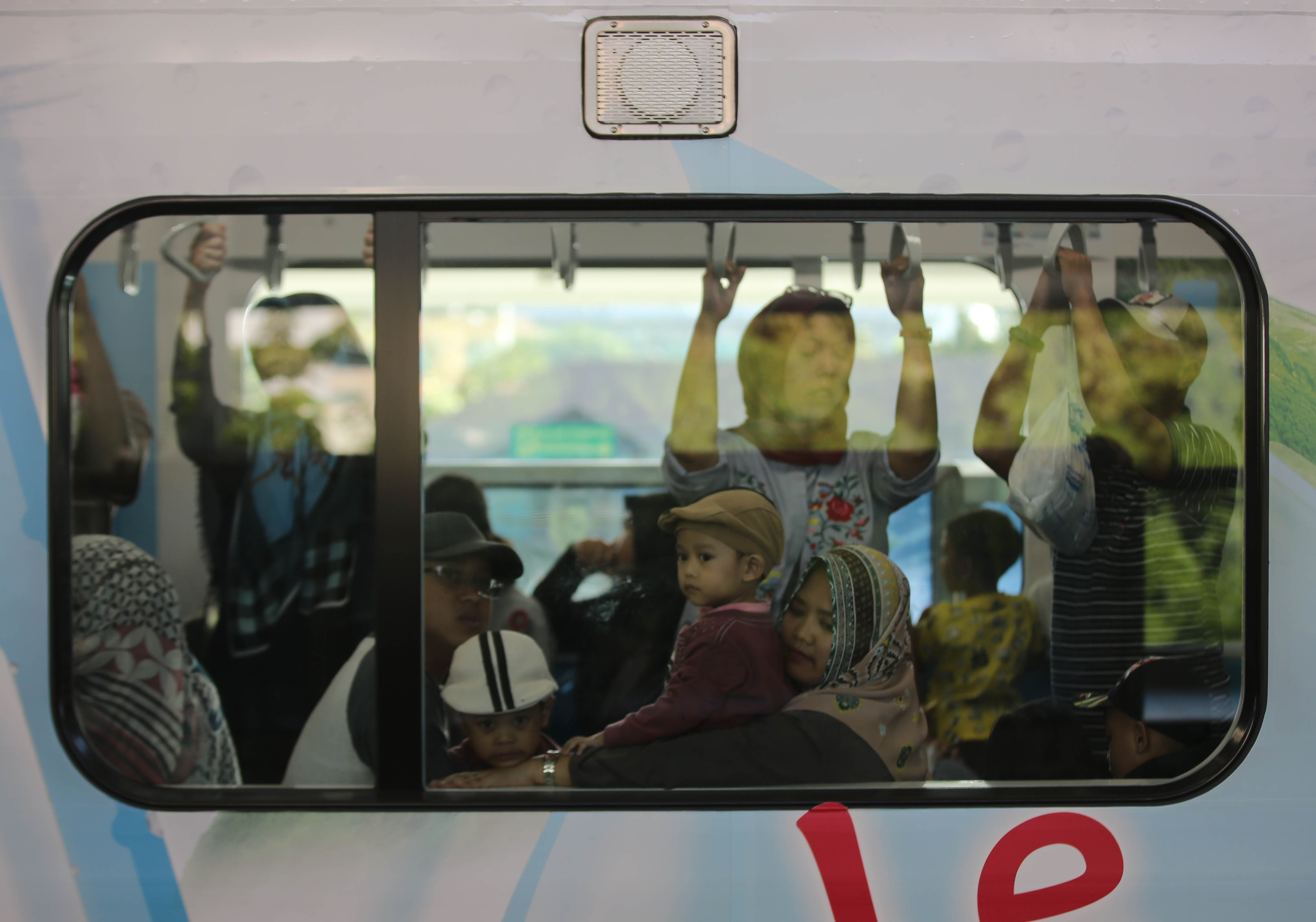 Penumpang memadati kereta MRT dari Stasiun Bundaran HI menuju Lebak Bulus, Jakarta, Rabu (1/5/2019).
