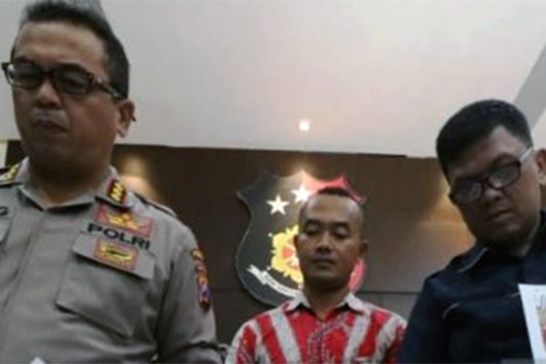  Chairil Anwar (tengah) yang mengancam akan membunuh Presiden Jokowi