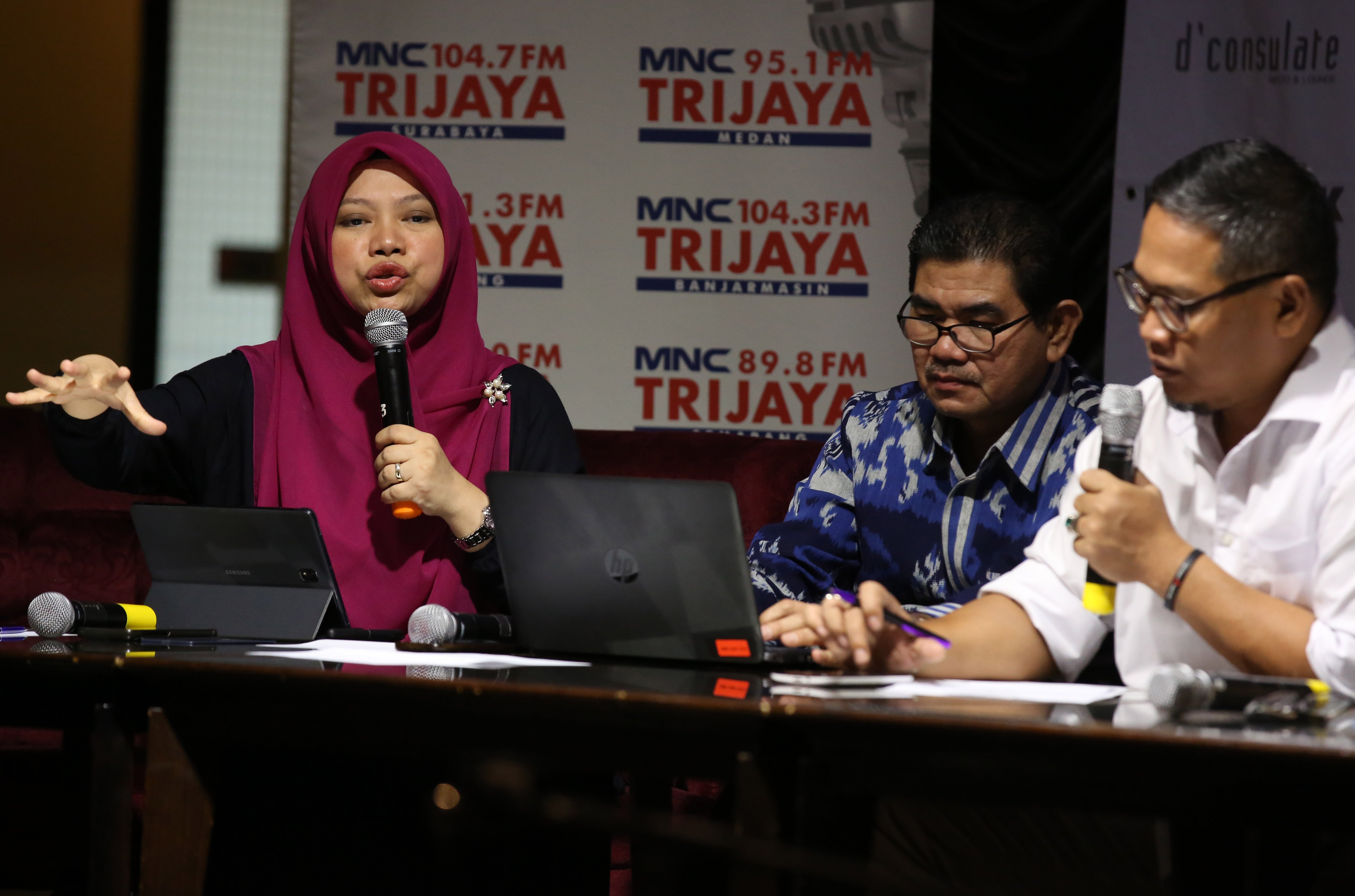 (kiri-kanan) Direktur Eksekutif Perludem Titi Anggraini, Pakar Hukum Tata Negara Juanda dan moderator saat diskusi polemik di Jakarta, Sabtu