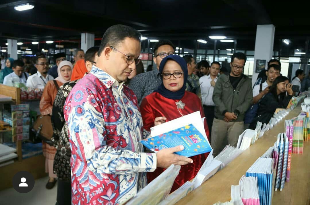 Gubernur DKI Jakarta Anies Baswedan mendorong anak-anak di Jakarta tumbuh minat membaca. 