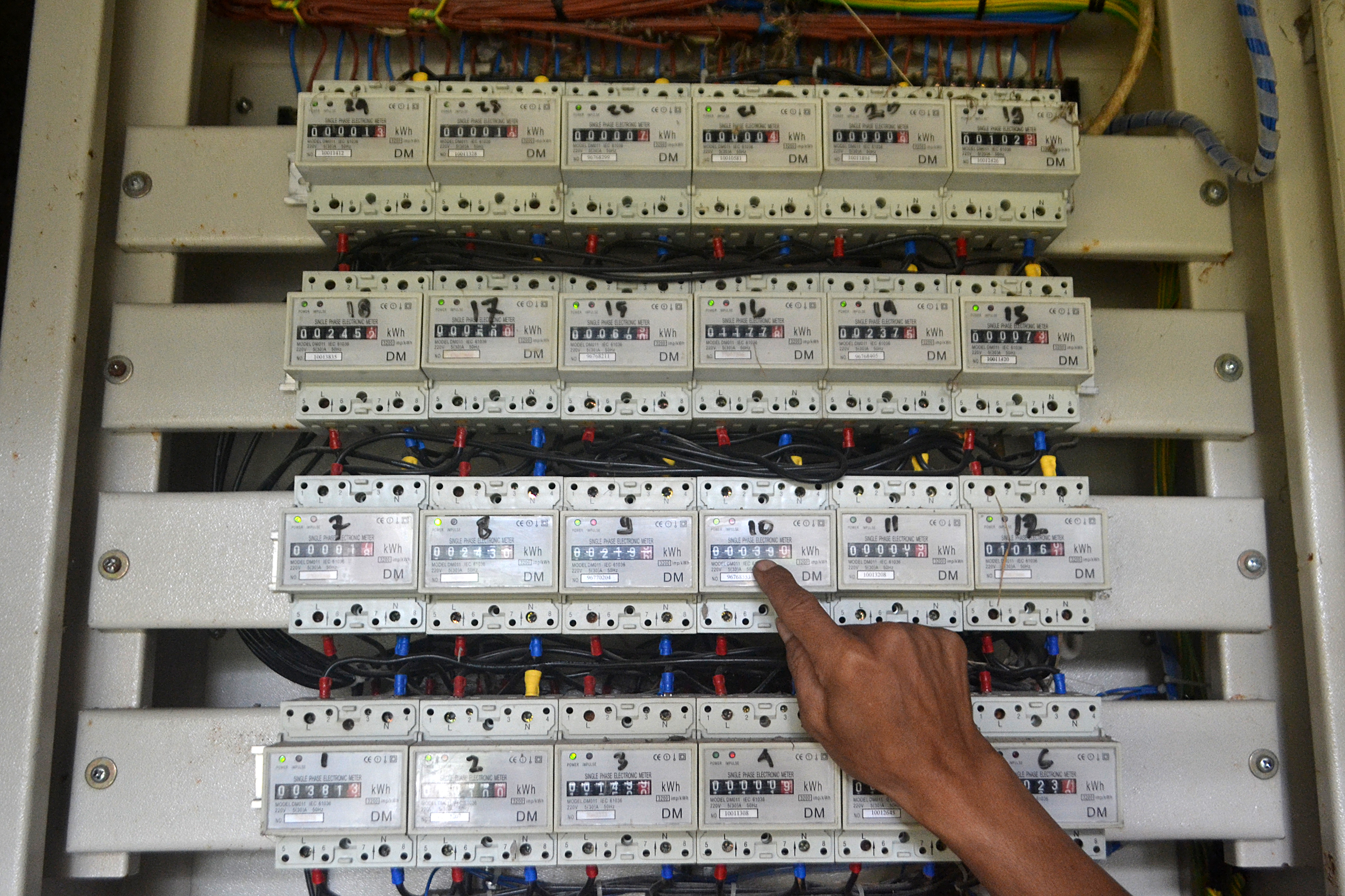 Warga mengecek meteran listrik di Rusunawa Gandasari