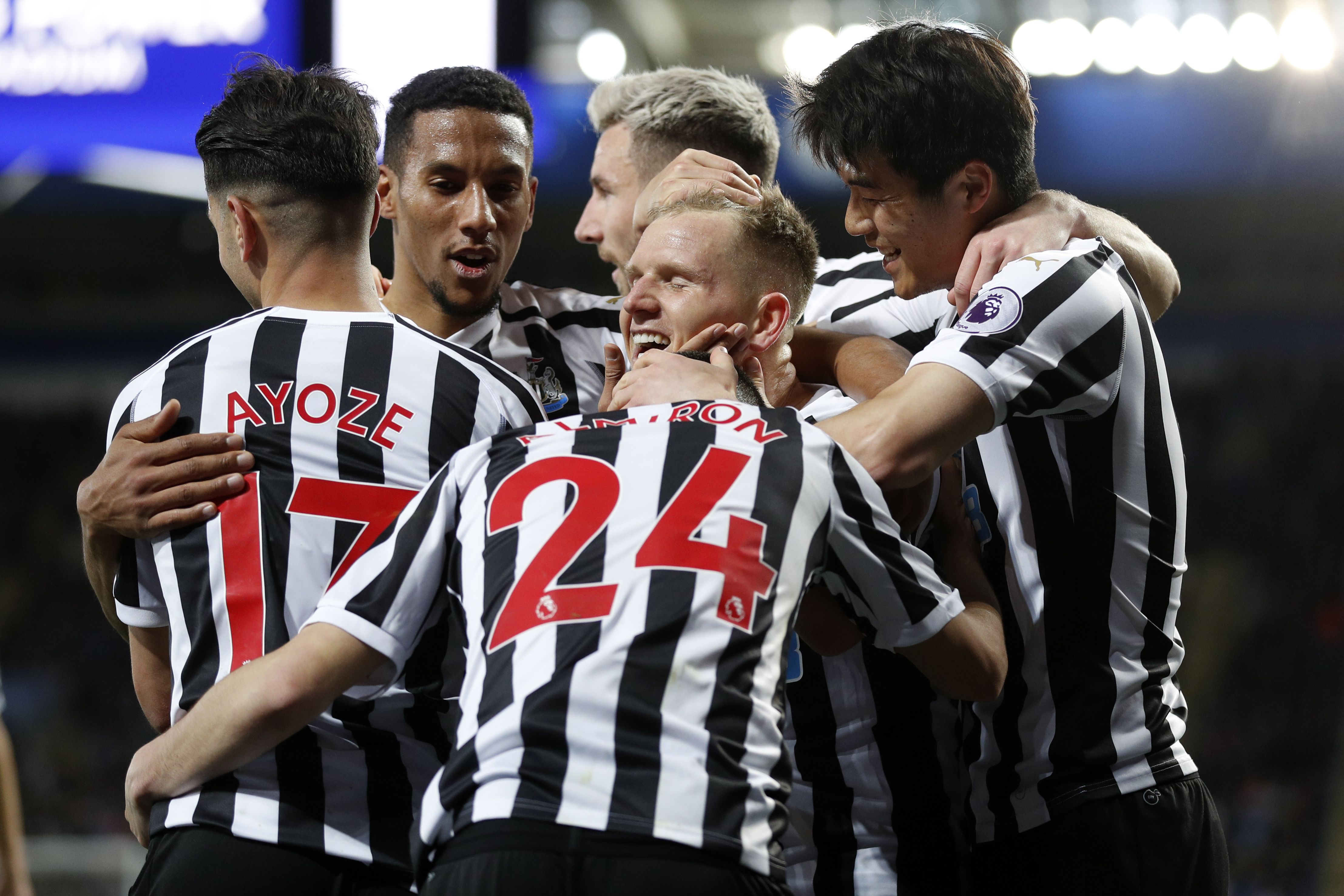 Para pemain Newcastle United merayakan gol dalam laga melawan Leicester City