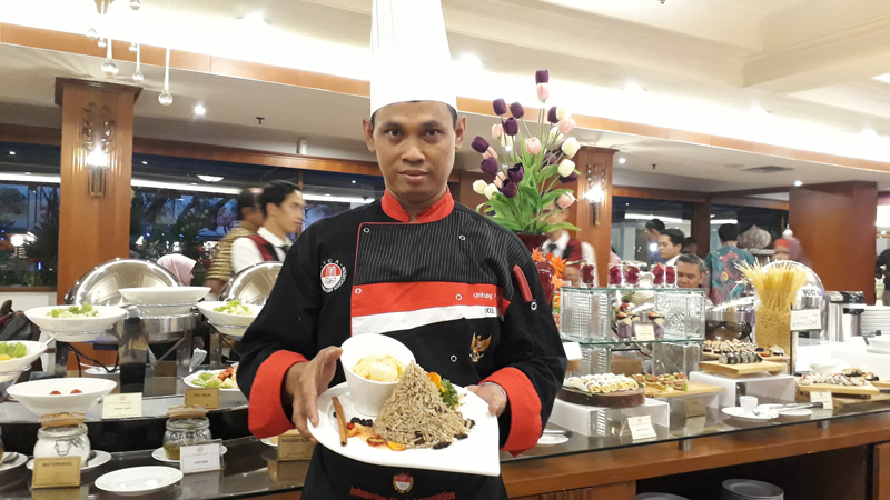 Chef Untung Pribadi menunjukan nasi kebuli yang menjadi unggulan di paket buka puasa Hotel Salak The Heritage.
