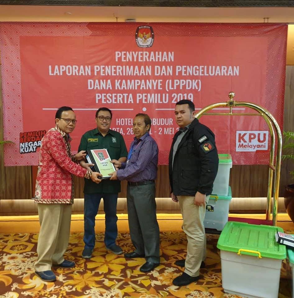 Wabendum DPP PKB Bambang Susanto (kedua dari kiri) saat menyerahkan Laporan Pemakaian Dana Kampanye di Hotel Borobudur Jakarta, Rabu (1/5).