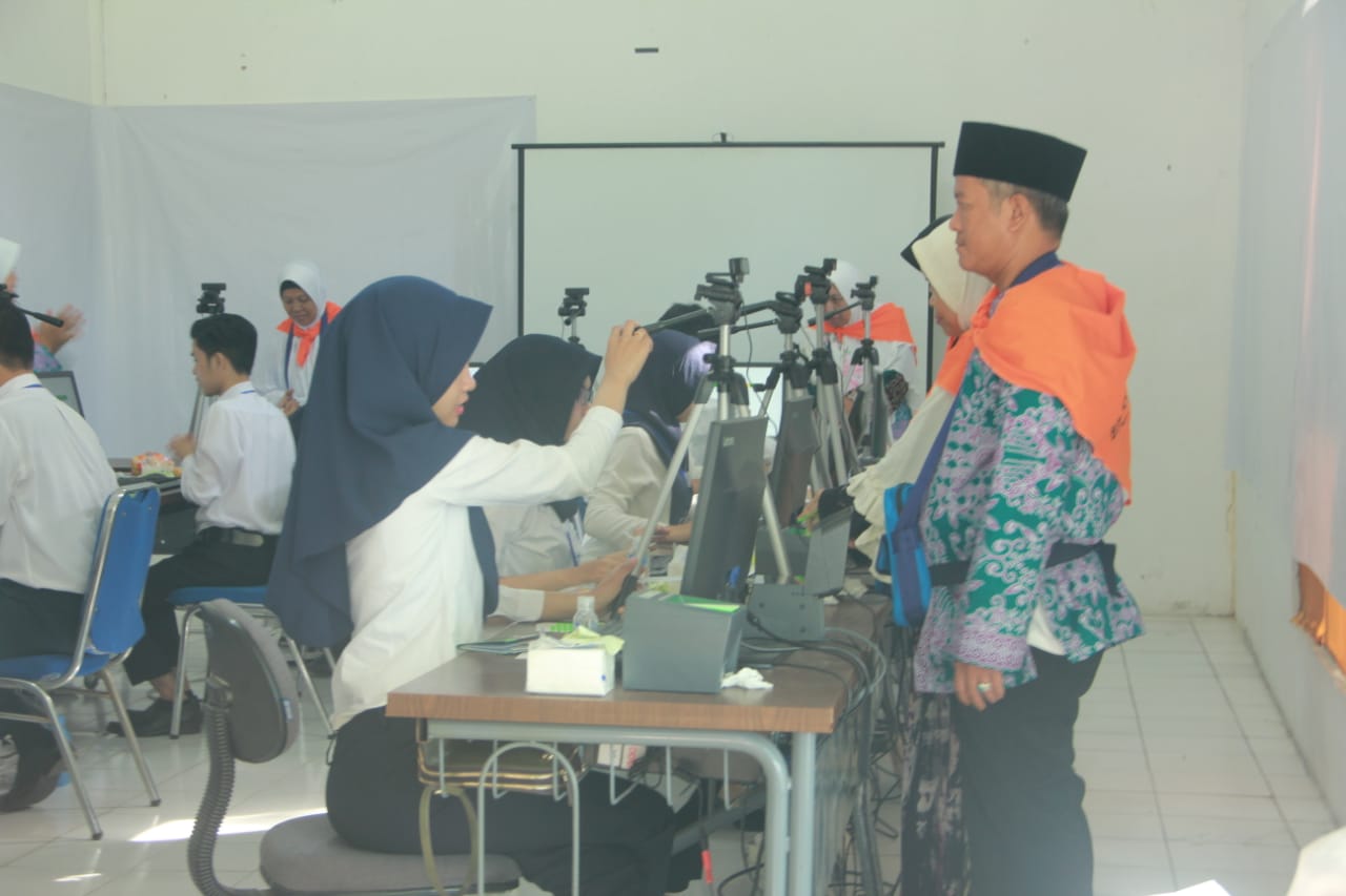 Petugas sedang melayani pemeriksaan biometric terhadap jemaah calon haji