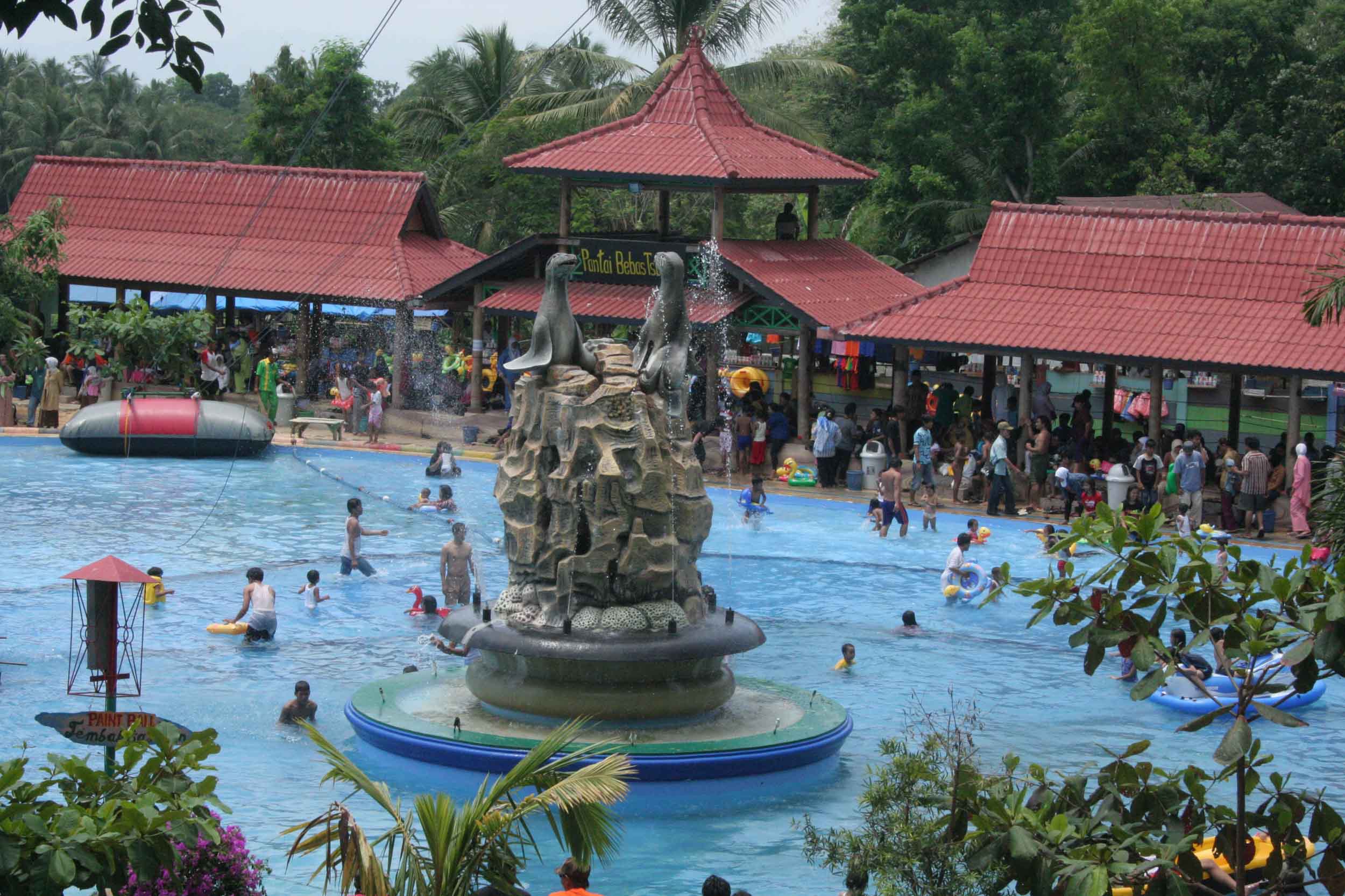  Objek wisata air Bojongsari (Owabong) Purbalingga, Jawa Tengah menjadi salah satu daerah wisata favorit pemudik.