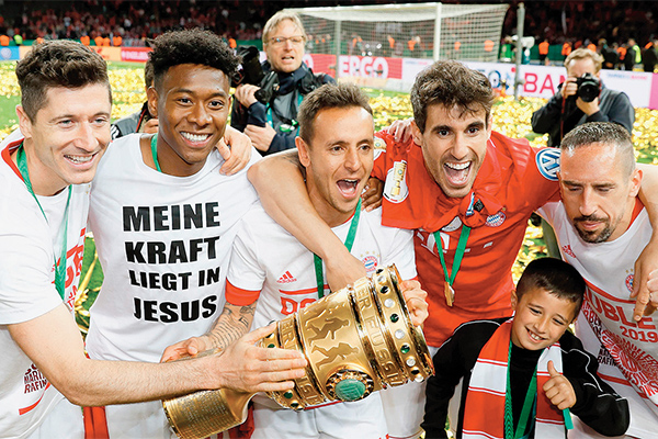 Pemain Bayern mengangkat trofi Piala Jerman (DFB Pokal) yang baru mereka rebut setelah di fi nal mengalahkan RB Leipzig 3-0