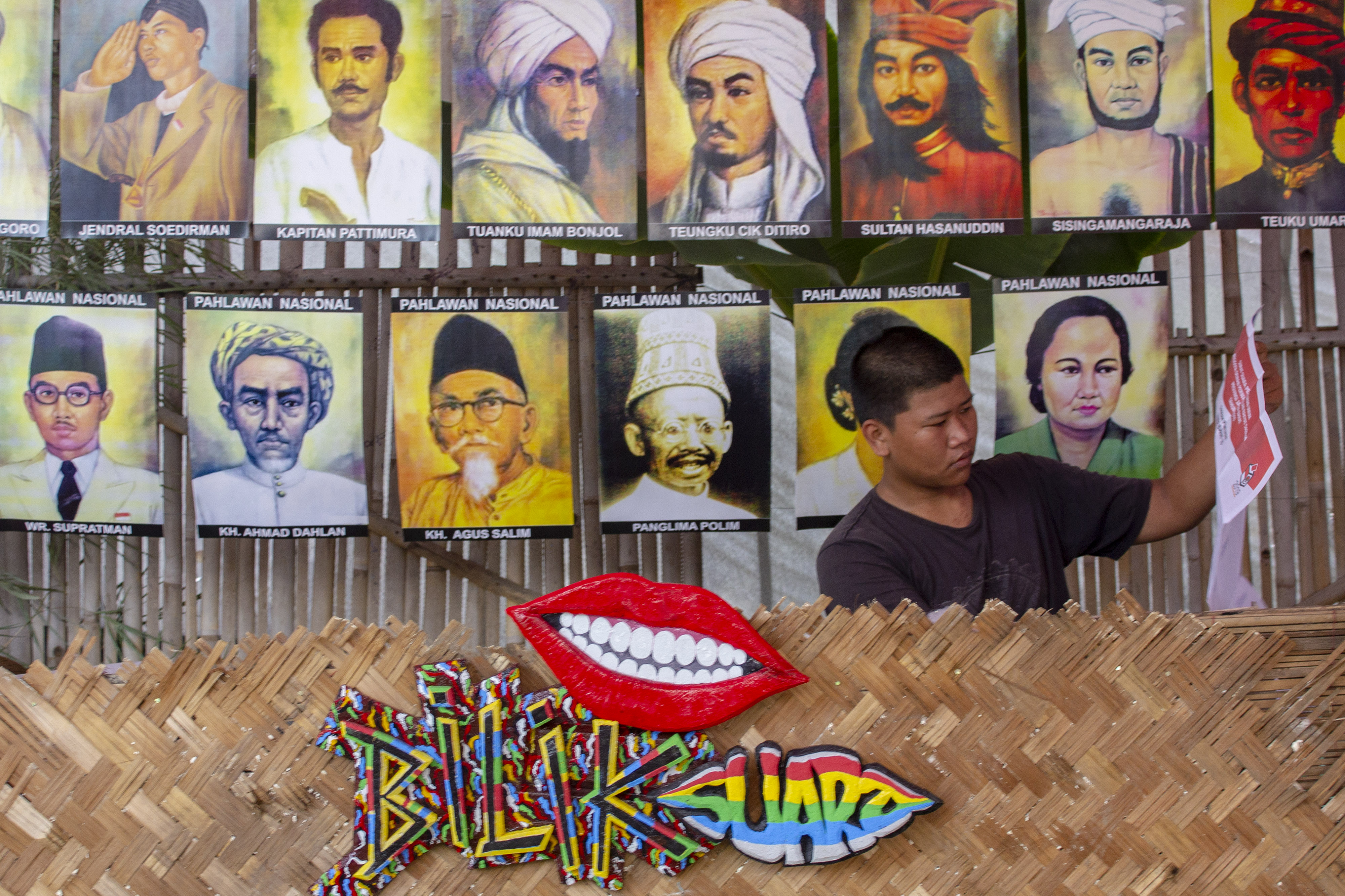 Warga memeriksa surat suara saat mengikuti pencoblosan pada Pemilu 2019 di TPS 13 bertema Pahlawan di Karawang, Jawa Barat. 