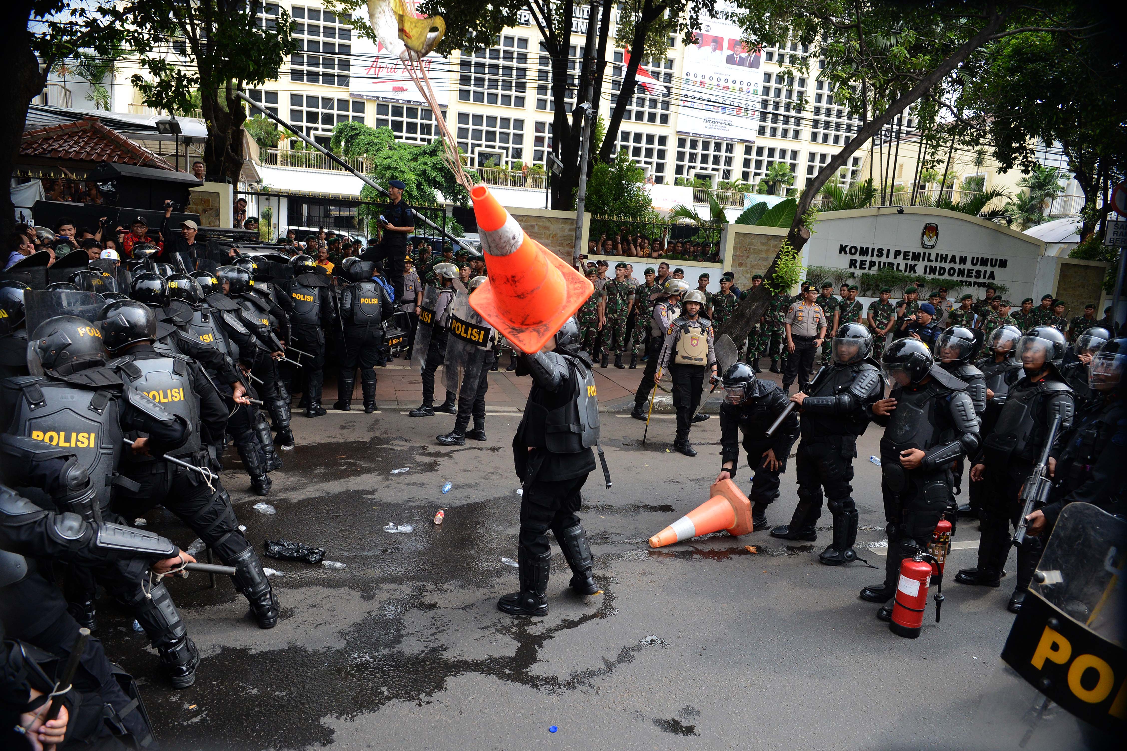 Polisi menghalau pengunjuk rasa dalam gladi kotor simulasi pengamanan hasil pemilu di depan Gedung KPU, Maret lalu.