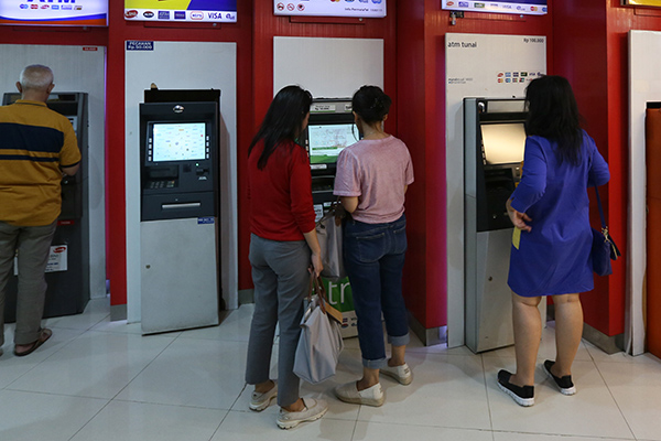 Nasabah melakukan transaksi di ATM