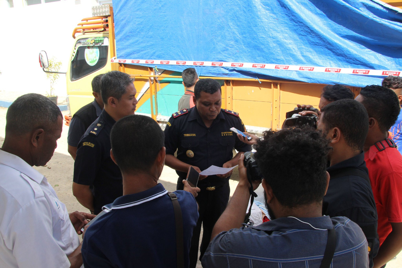 Tim patroli darat Bea Cukai Atambua menemukan pembongkaran dan pemuatan 177 karung pakaian bekas yang diduga berasal dari Timor Leste. 