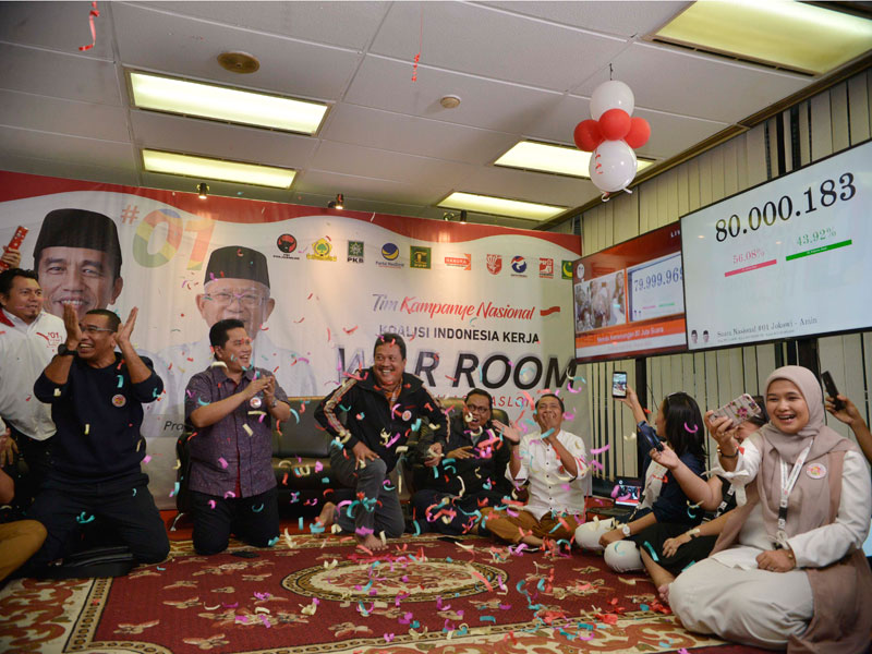 Tim TKN Jokowi meluapkan kegembiraan setelah pencapaian 80 juta suara berdasarkan hasil real count War Room TKN di Jakarta, kemarin. 
