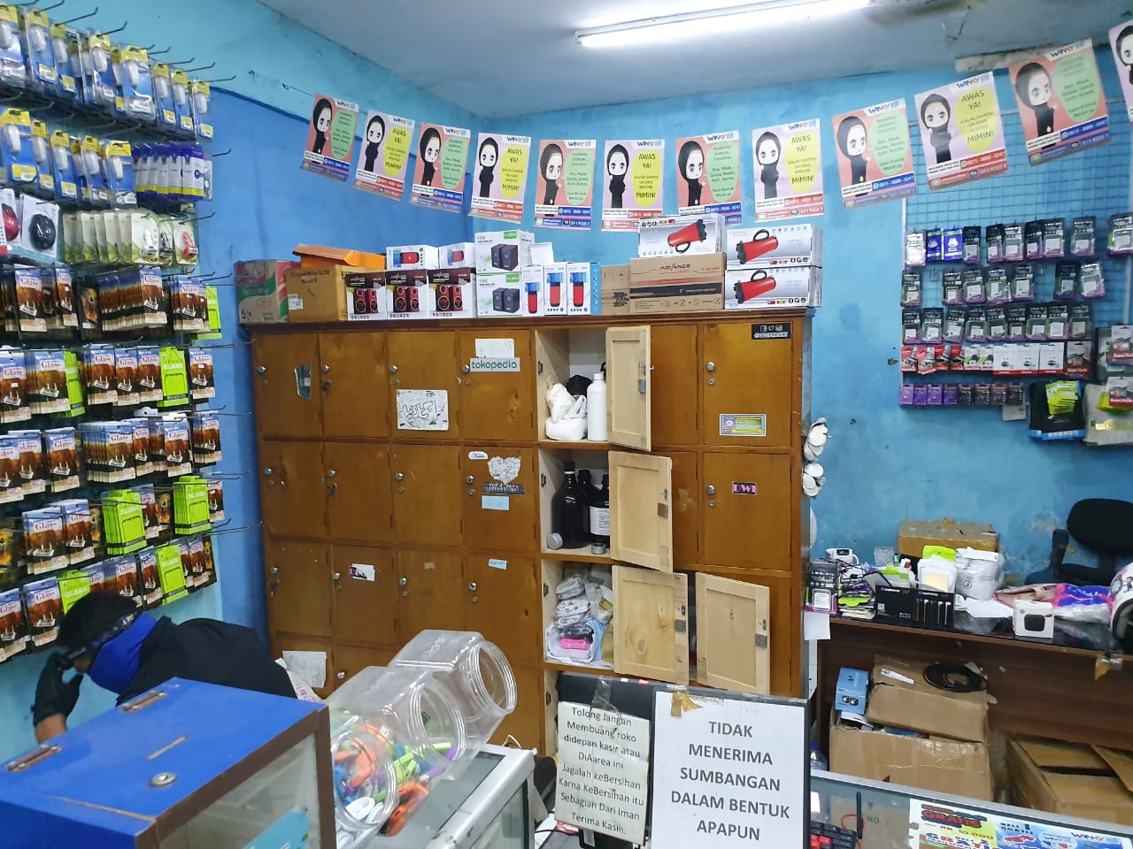 Susasan gerai ponsel yang digeledah oleh Densus 88 Polri