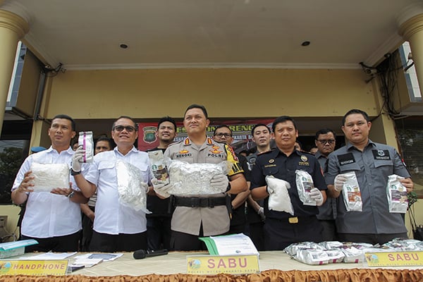 Kapolres Metro Jakarta Barat Kombes Pol Hengki Haryadi  (tengah)