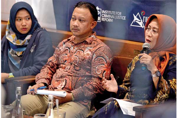 JANGAN BURU-BURU: Anggota Ombudsman Republik Indonesia (ORI) Ninik Rahayu (kanan) didampingi Komisioner Pengkajian dan Penelitian Komnas HAM