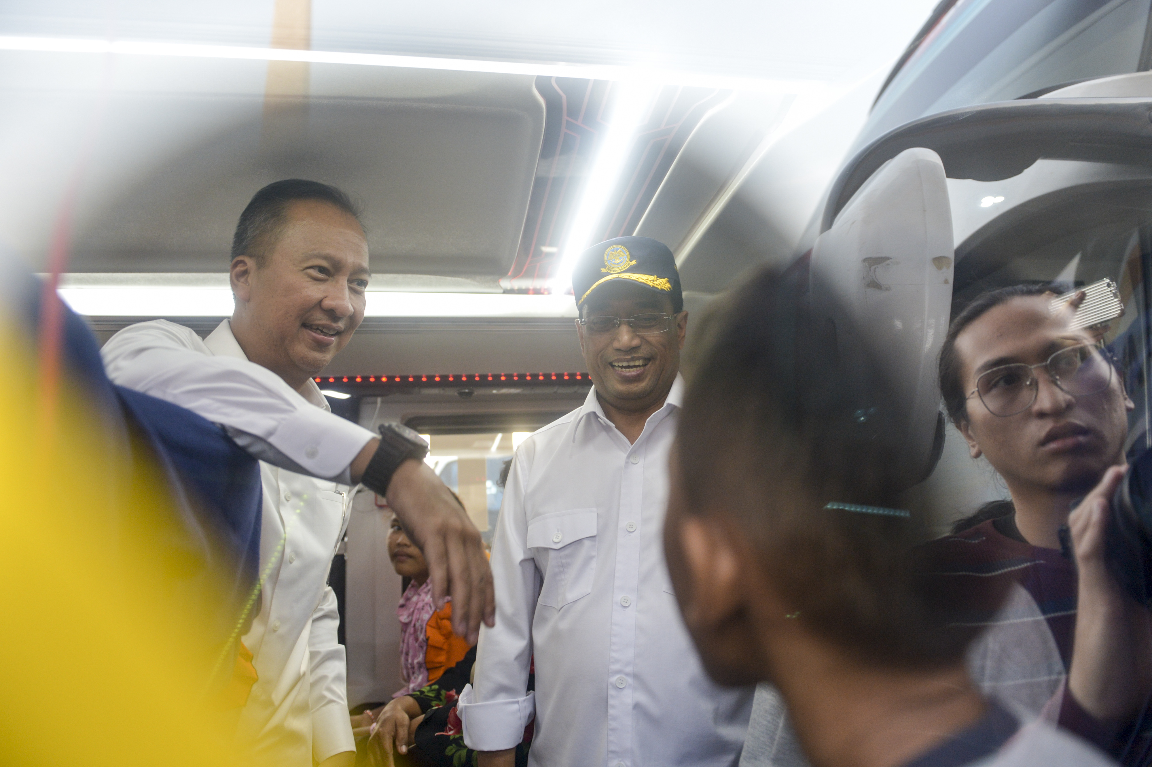  Menteri Perhubungan Budi Karya Sumadi (kedua kiri)  berbincang dengan pemudik