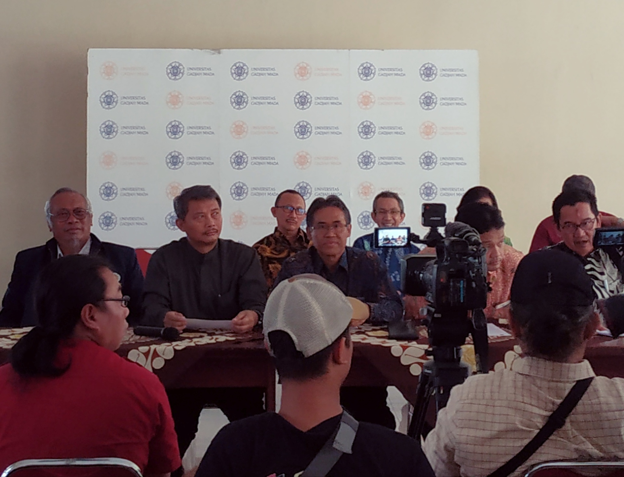 Rektor UGM Panut Mulyono (tengah) saat menyatakan sikap kampus UGM pasca Pemilu 17 April 2019, Jumat (24/5). 