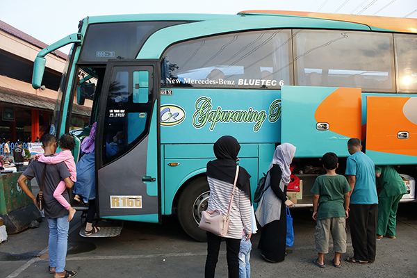 Sejumlah pemudik bersiap menaiki bus antar kota antar provinsi di Terminal Kp Rambutan
