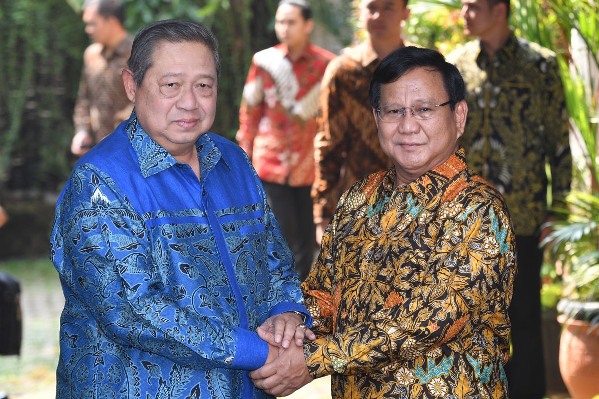 Susilo Bambang Yudhoyono (kiri) berjabat tangan dengan Prabowo Subianto.