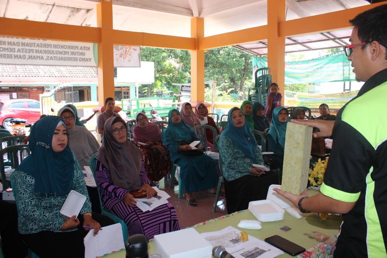 Warga Desa Banjarasri, Kecamatan Tanggulangin, Kabupaten Sidoarjo, Jawa Timur mengikuti seminar hidroponik di balai desa, Kamis (2/5).