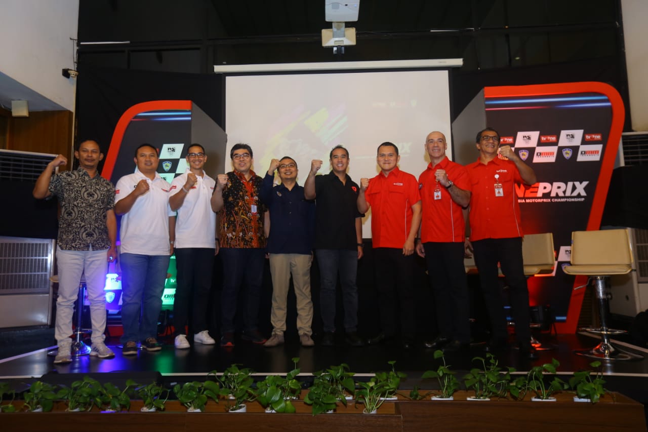 Wakil Presiden Direktur VIVA Group Ardiansyah Bakrie (empat dari kanan) berfoto bersama,  Oneprix–Indonesia Motorprix Championship (O-IMC) 2