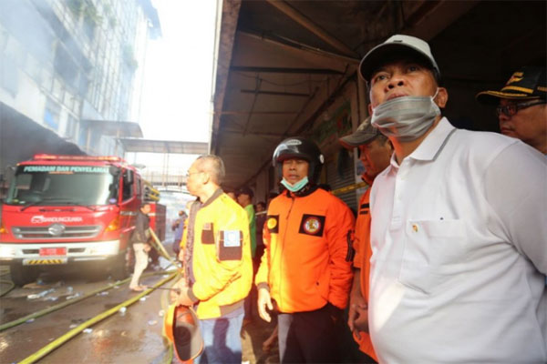 WALI Kota Bandung Oded M Danial meninjau pasar kosambi paska kebakaran