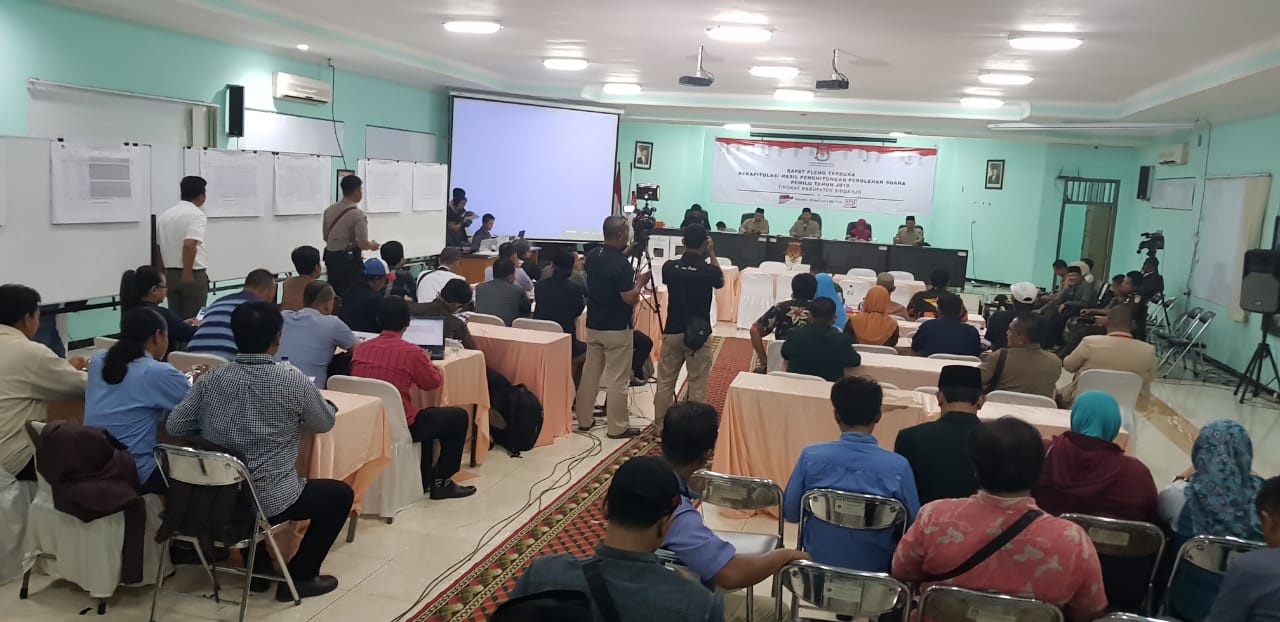 Polresta Sidoarjo memeriksa sejumlah saksi dalam kasus perusakan surat suara yang dilakukan oleh seorang oknum saksi partai politik.